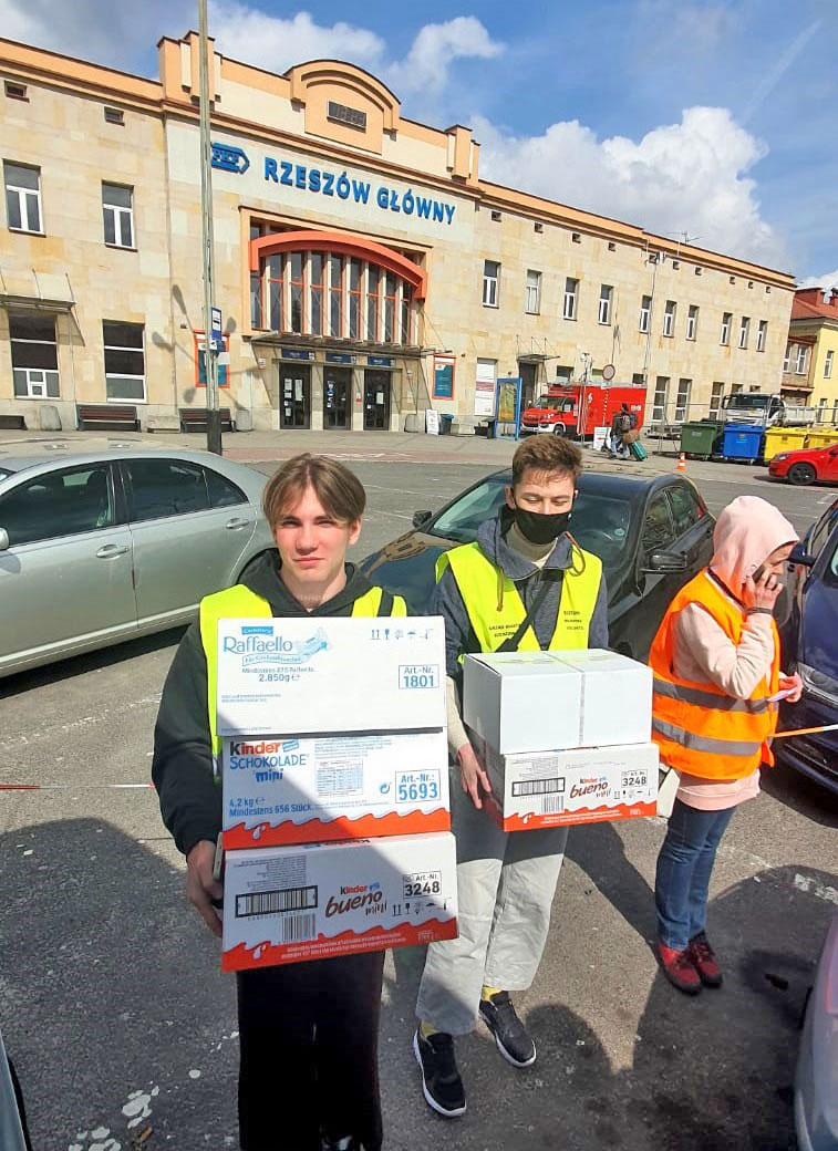 Esders Hilfskonvoi für die Ukraine - Übergabe am Bahnhof