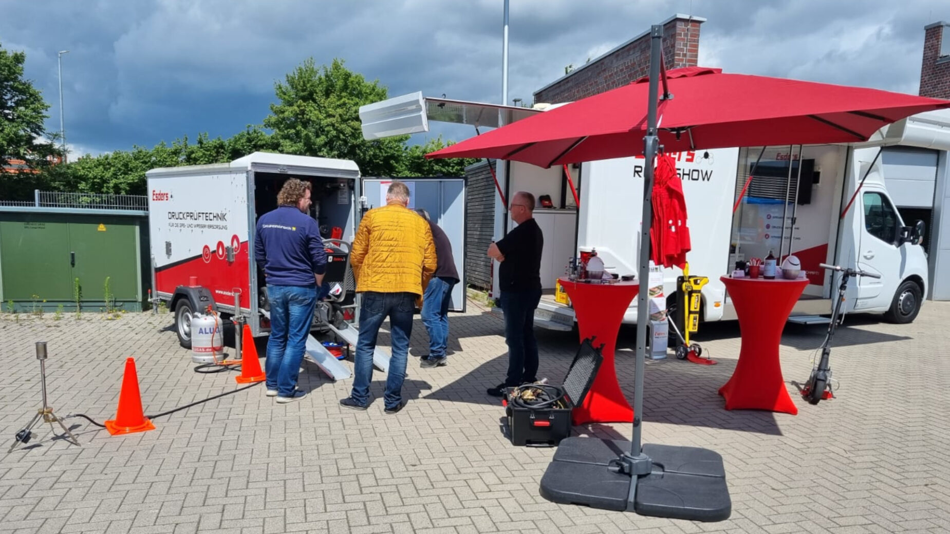 Roadshow Besucher am Druckprüf-Kofferanhänger