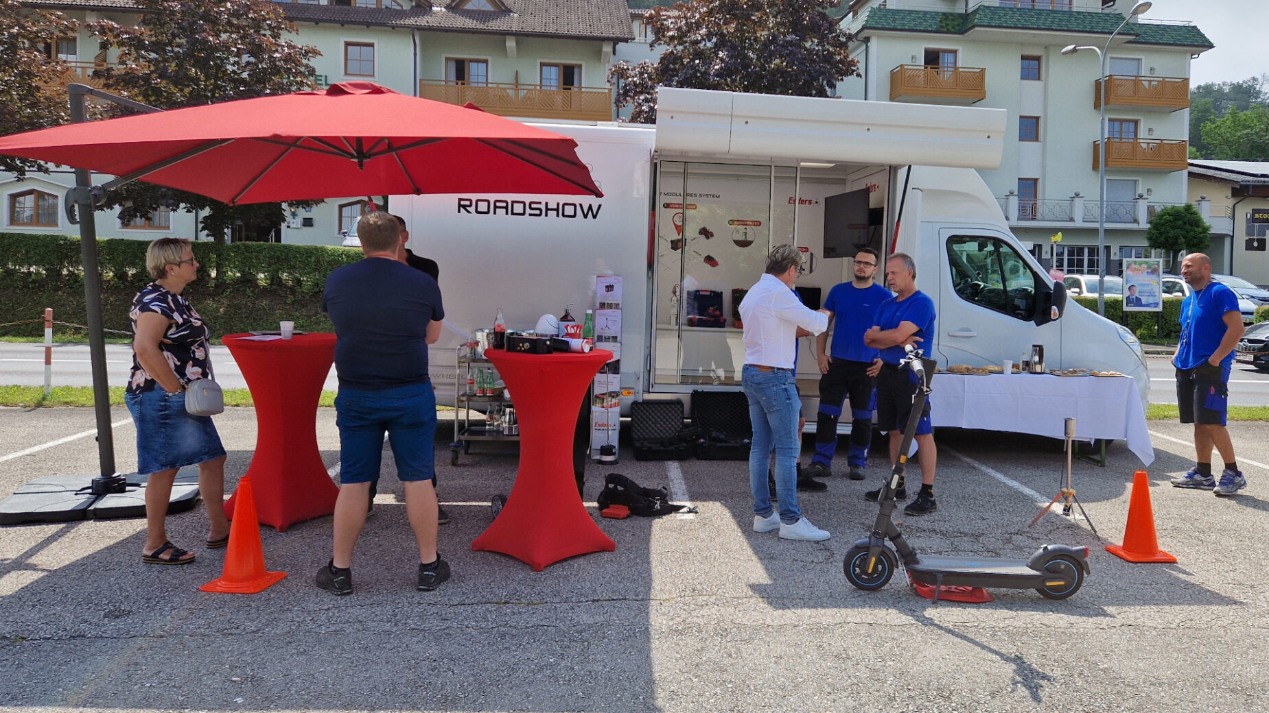 Esders Showtruck mit Besuchern und E-Scooter Laser HUNTER