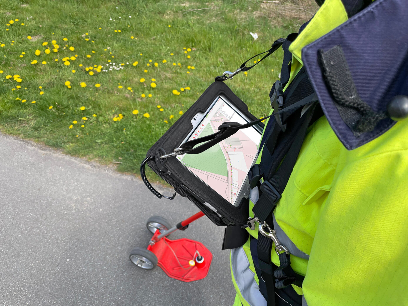 Esders Pi NOTE Toughpad für Gaslecksuche umgehangen eine Teppichsonde in der Hand