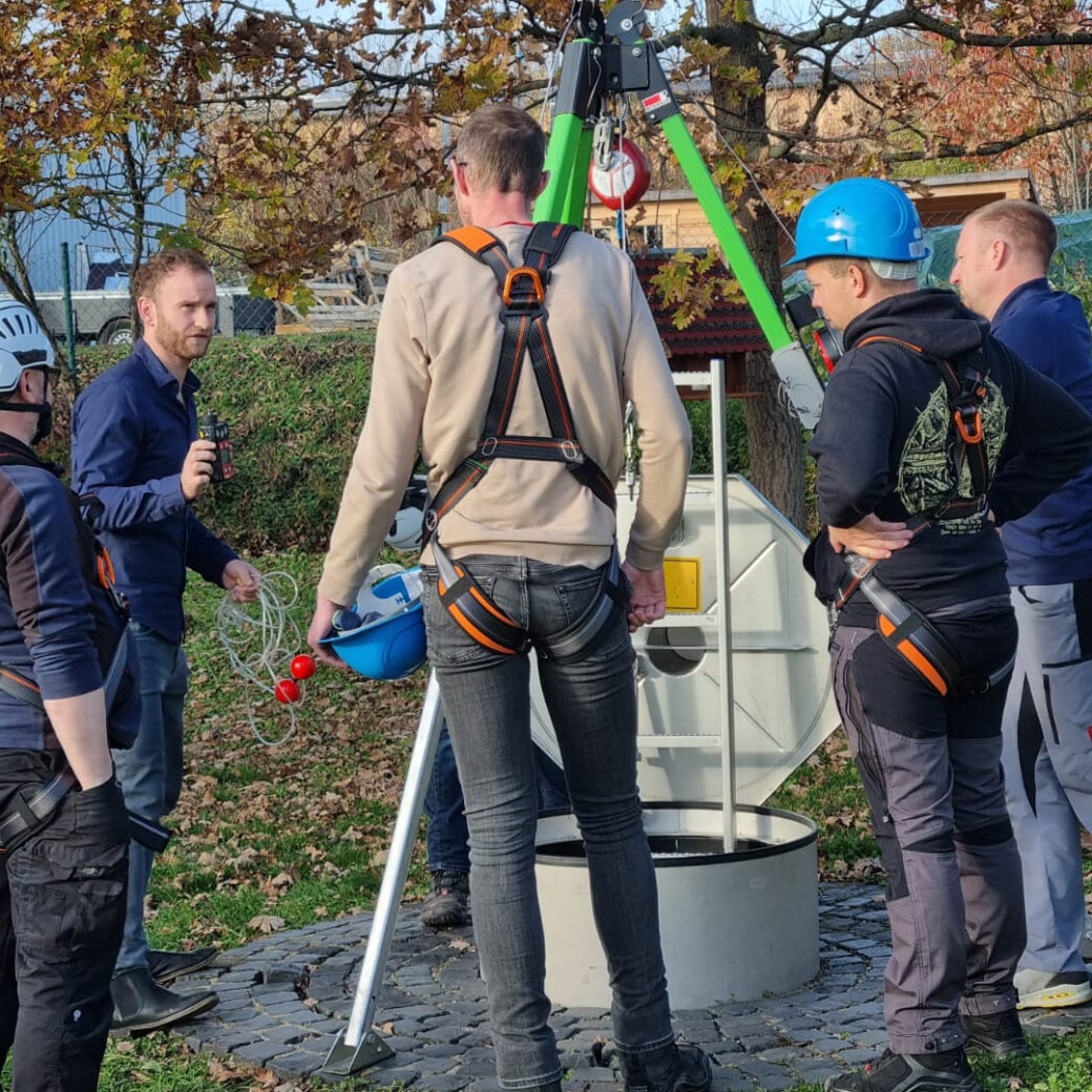 Group of seminar participants with our expert in free measuring and safe confined space entry.