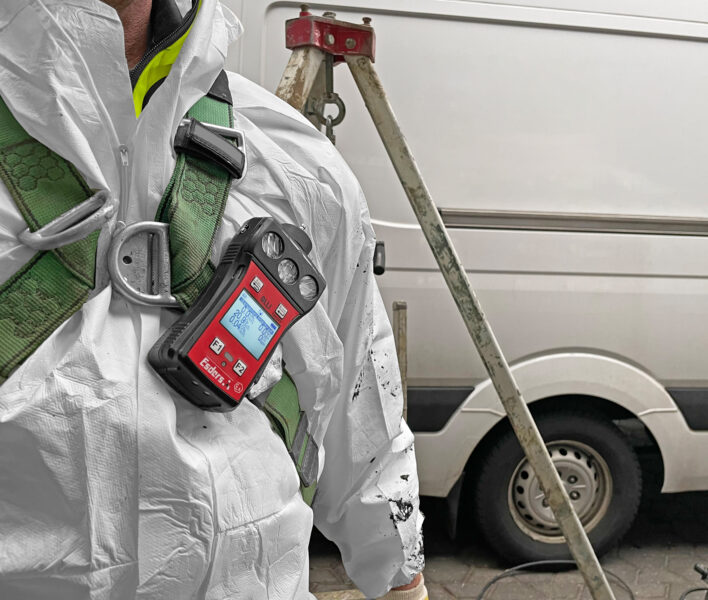 OLLI as a gasdetector for confined space entry on the chest of the employee in white protective clothing.