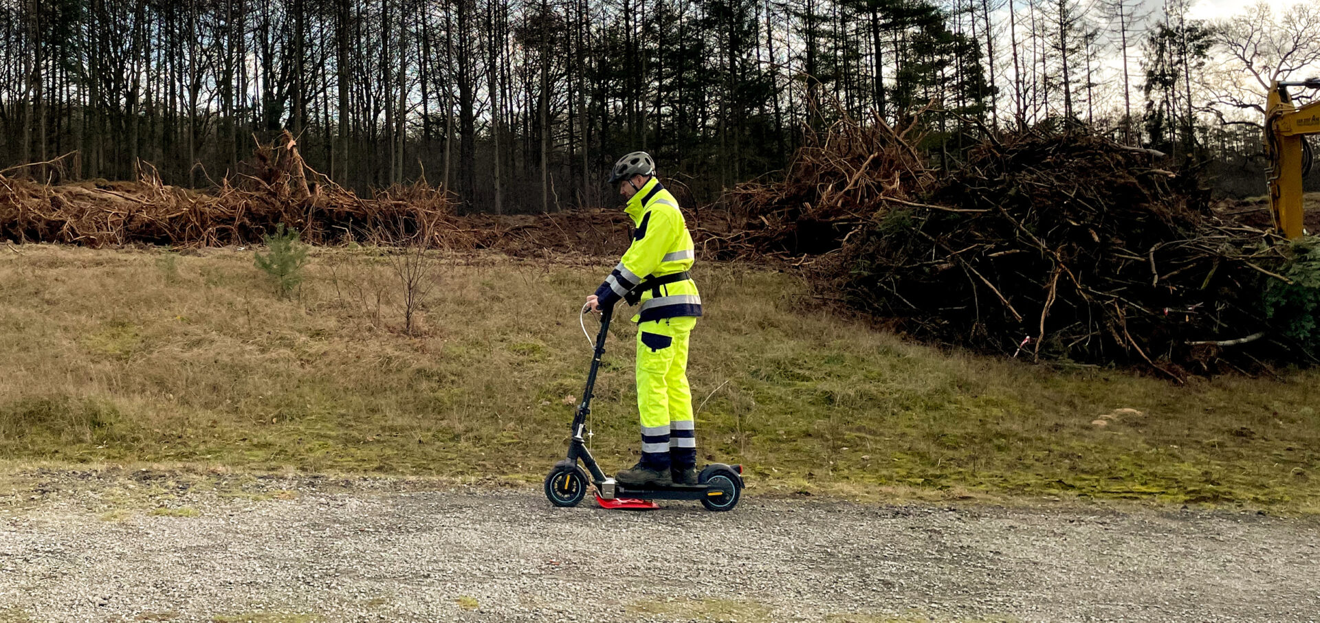 Mensch auf einem E-Scooter für die Lecksuche